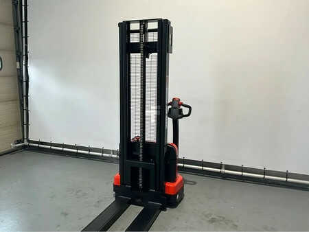 Pallet Stackers 2025  EP Equipment EST 124 hefhoogte 3,30 meter (10)