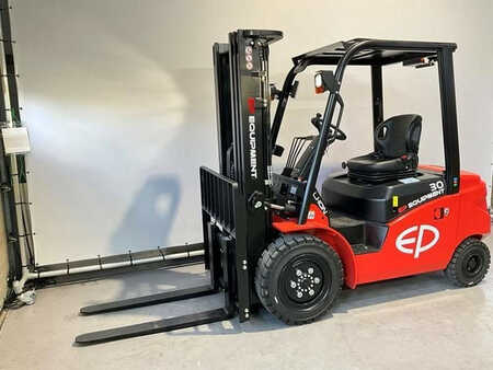 Chariot 4 roues électrique 2023  EP Equipment EFL303-B met een hefhoogte van 4,8 meter (1) 