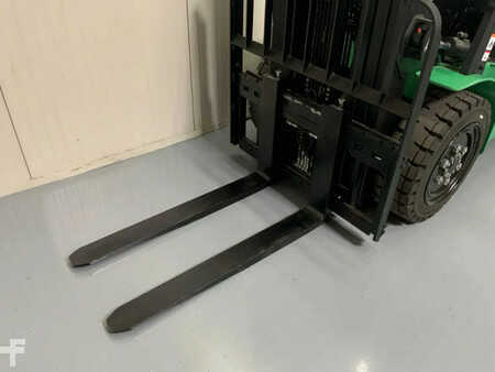 Sähkö - 4 pyör 2025  EP Equipment EFXZ-301-H Vorkheftruck (4)