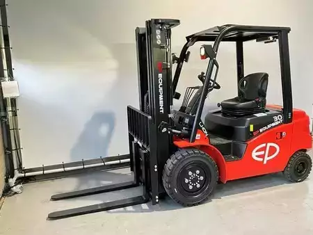 Chariots électriques à 4 roues 2026  EP Equipment EFL303-B met een hefhoogte van 4,80 meter (1)