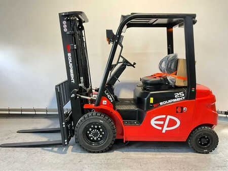 Chariot 4 roues électrique 2023  EP Equipment EFL253-B met een hefhoogte van 4,8 meter (2) 