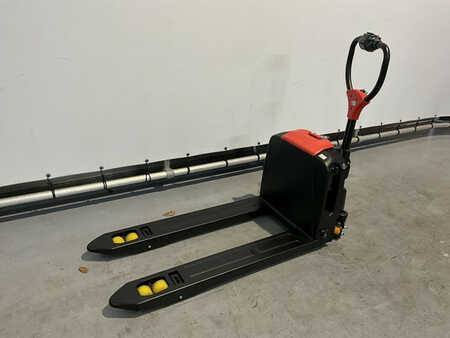EP Equipment F4 LI-ION pallettruck met een capaciteit van 1500 kg en zwenkwielen