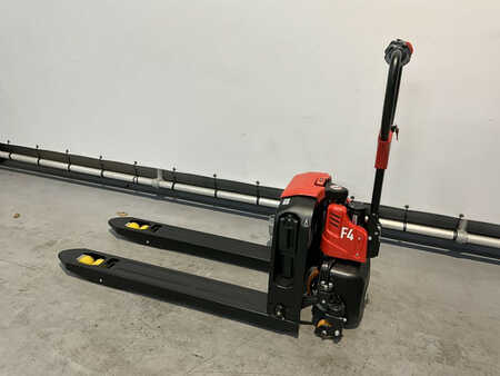 Transpaleta eléctrica 2023  EP Equipment F4 LI-ION pallettruck met een capaciteit van 1500 kg en zwenkwielen (3) 