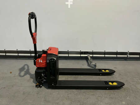 Transpaleta eléctrica 2023  EP Equipment F4 LI-ION pallettruck met een capaciteit van 1500 kg en zwenkwielen (5) 
