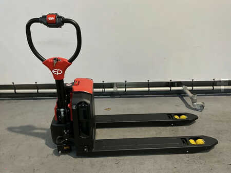EP Equipment F4 LI-ION pallettruck met een capaciteit van 1500 kg en zwenkwielen
