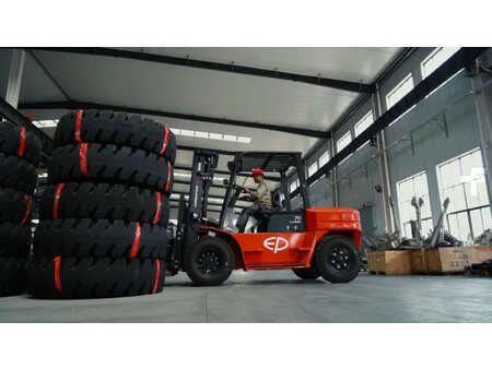 Elektro čtyřkolový VZV 2025 EP Equipment EFL 702 elektrische heftruck (7.000 kg) (2)