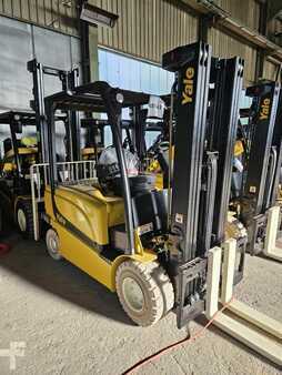 Elektryczne 4-kołowe 2023  Yale ERP35VL (2)