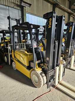 Elektryczne 4-kołowe 2023  Yale ERP35VL (2)