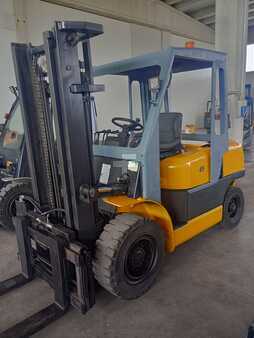 Diesel Forklifts 2005  M-H CPCD45 (1)