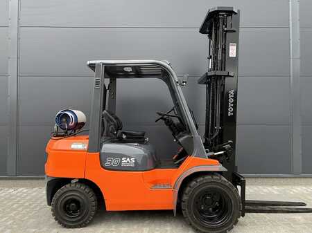 LPG Forklifts 2003  Toyota 02-7FGF30 (2)