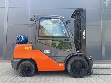 Nestekaasutrukki 2018  Toyota 06-8FGJ35F (2)