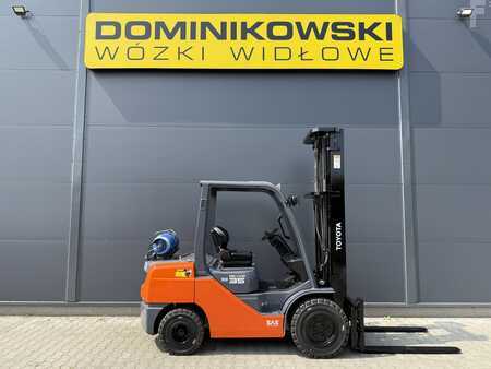 Gázüzemű targoncák 2017  Toyota 02-8FGJF35 (1)
