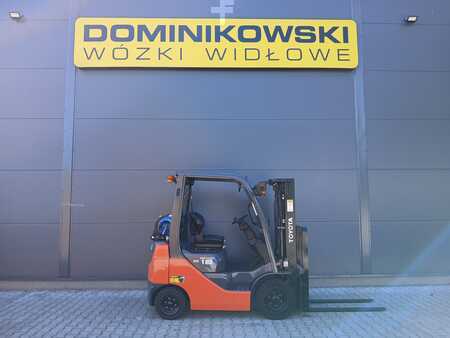 Empilhador a gás 2017  Toyota 02-8FGF18 (1)