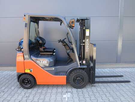 Empilhador a gás 2017  Toyota 02-8FGF18 (2)