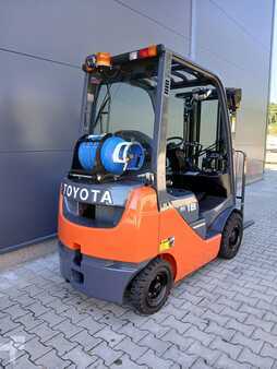 Empilhador a gás 2017  Toyota 02-8FGF18 (6)