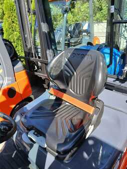 Empilhador a gás 2017  Toyota 02-8FGF18 (8)