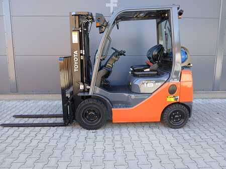 Empilhador a gás 2017  Toyota 02-8FGF18 (9)