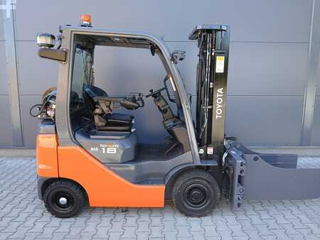 Empilhador a gás 2021  Toyota 02-8FGF18 (2)