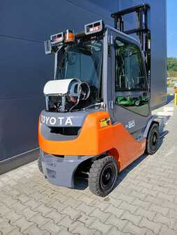 Nestekaasutrukki 2015  Toyota 02-8FGF20 (6)