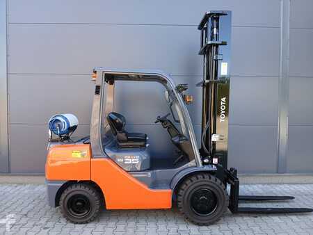 Chariots élévateurs GPL 2018  Toyota 02-8FGJF35 (2)