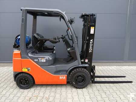 Empilhador a gás 2011  Toyota 02-8FGF18 (2)