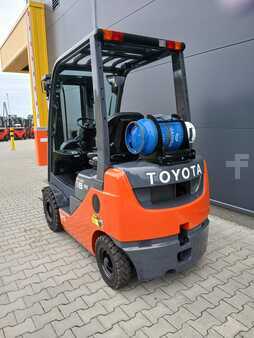 Empilhador a gás 2011  Toyota 02-8FGF18 (5)