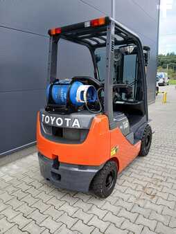 Empilhador a gás 2011  Toyota 02-8FGF18 (6)