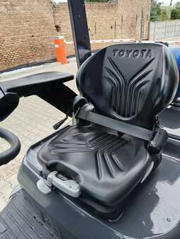 Empilhador a gás 2011  Toyota 02-8FGF18 (8)