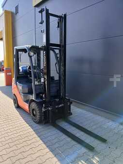 Empilhador a gás 2014  Toyota 02-8FGF18 (3)