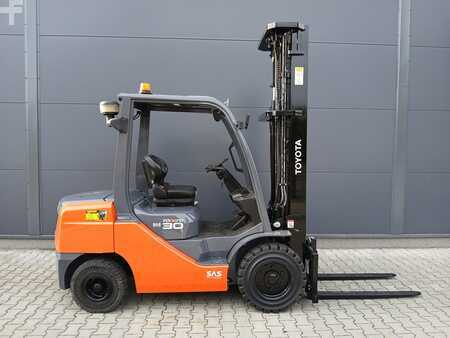 Diesel truck 2013  Toyota 02-8FDF30 (2)