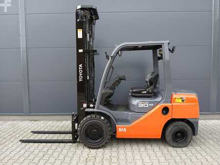 Diesel truck 2013  Toyota 02-8FDF30 (9)