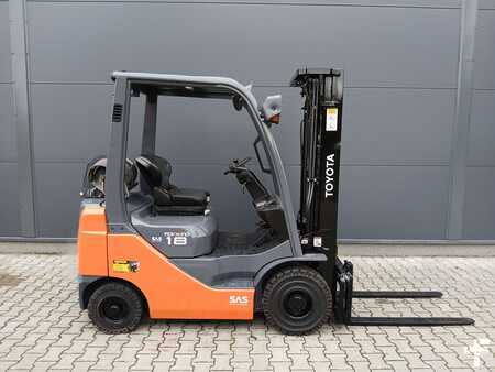 Empilhador a gás 2020  Toyota 02-8FGF18 (2)