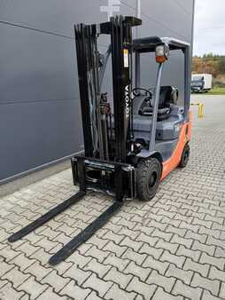 Empilhador a gás 2020  Toyota 02-8FGF18 (4)