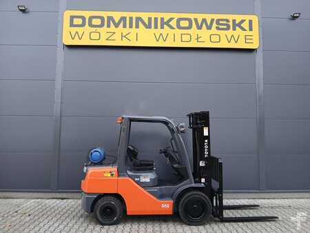 Chariots élévateurs GPL 2011  Toyota 02-8FGJF35 (1)