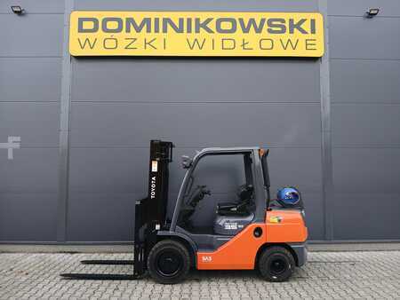 Chariots élévateurs GPL 2011  Toyota 02-8FGJF35 (10)