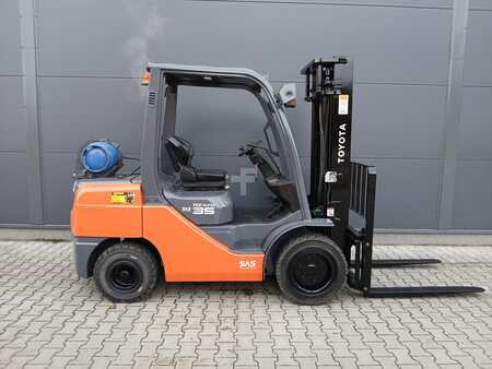 Chariots élévateurs GPL 2011  Toyota 02-8FGJF35 (2)