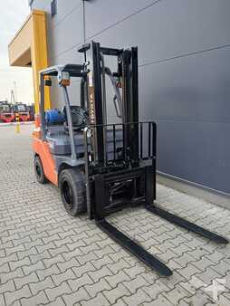 Chariots élévateurs GPL 2011  Toyota 02-8FGJF35 (3)