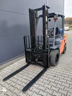 Chariots élévateurs GPL 2011  Toyota 02-8FGJF35 (4)