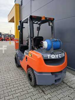 Chariots élévateurs GPL 2011  Toyota 02-8FGJF35 (5)