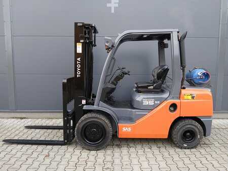 Chariots élévateurs GPL 2011  Toyota 02-8FGJF35 (9)