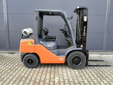 LPG VZV 2015  Toyota 02-8FGF30 (2)