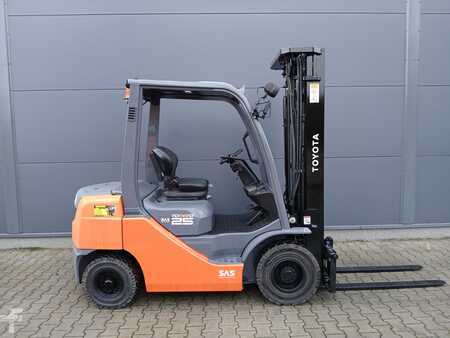 Dízel targoncák 2016  Toyota 52-8FDF25 (2)