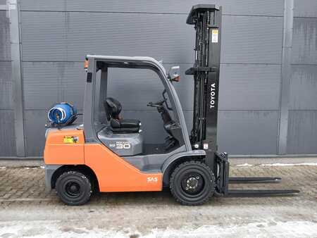 Carretilla elevadora GLP 2014  Toyota 02-8FGF30 (2)