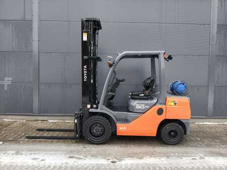 Carretilla elevadora GLP 2014  Toyota 02-8FGF30 (9)