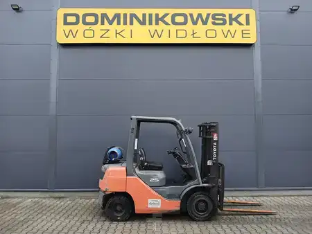 Carretilla elevadora GLP 2011  Toyota 02-8FGF25 (1)