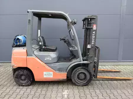 Carretilla elevadora GLP 2011  Toyota 02-8FGF25 (2)