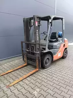 Carretilla elevadora GLP 2011  Toyota 02-8FGF25 (4)