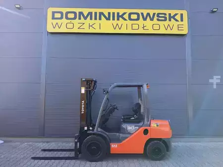 Dízel targoncák 2014  Toyota 02-8FDF30 (10)