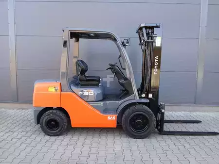 Dízel targoncák 2014  Toyota 02-8FDF30 (2)