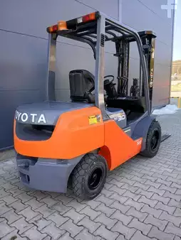 Dízel targoncák 2014  Toyota 02-8FDF30 (6)
